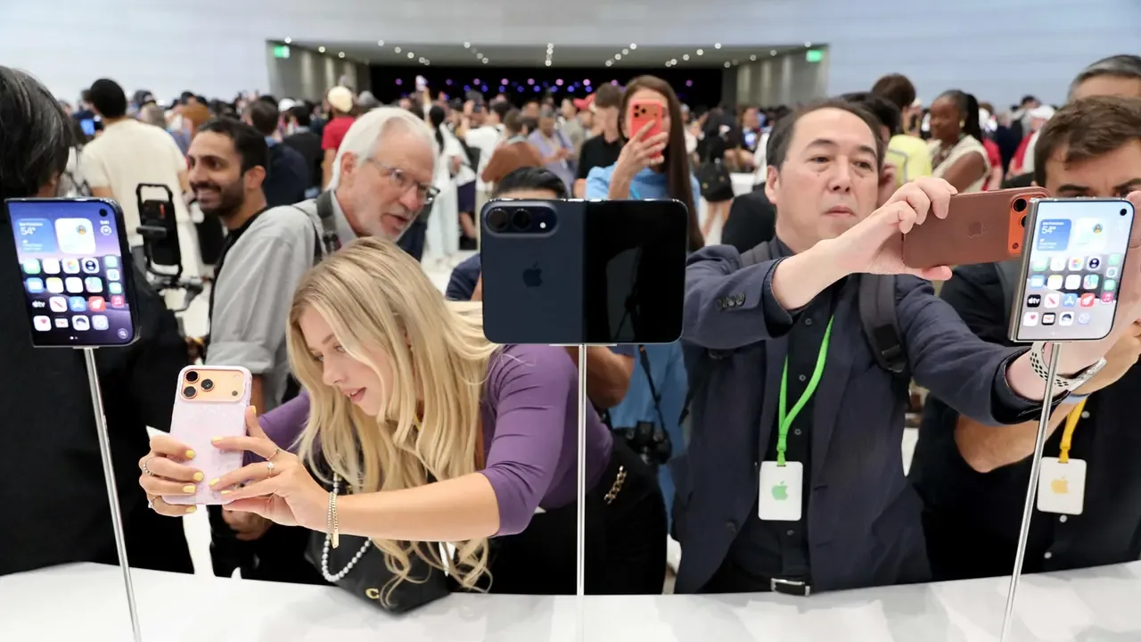 Il nuovo iPhone Duo di Apple (Afp)