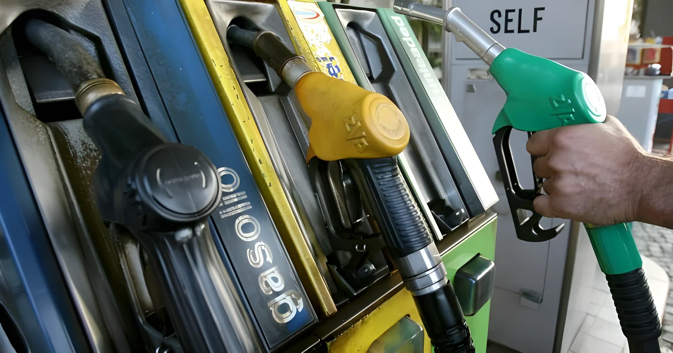 Il prezzo dei carburanti sale ancora: in un mese aumenti tra 5 e 7 centesimi. “Il governo non blocca le speculazioni”