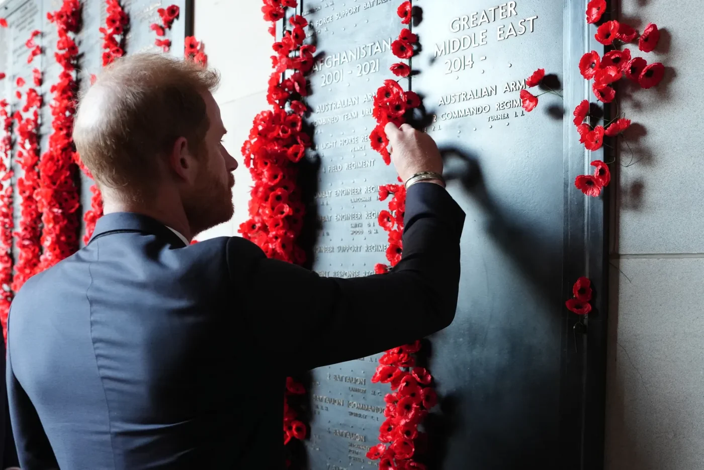 Il principe Harry onora la memoria dei caduti in guerra