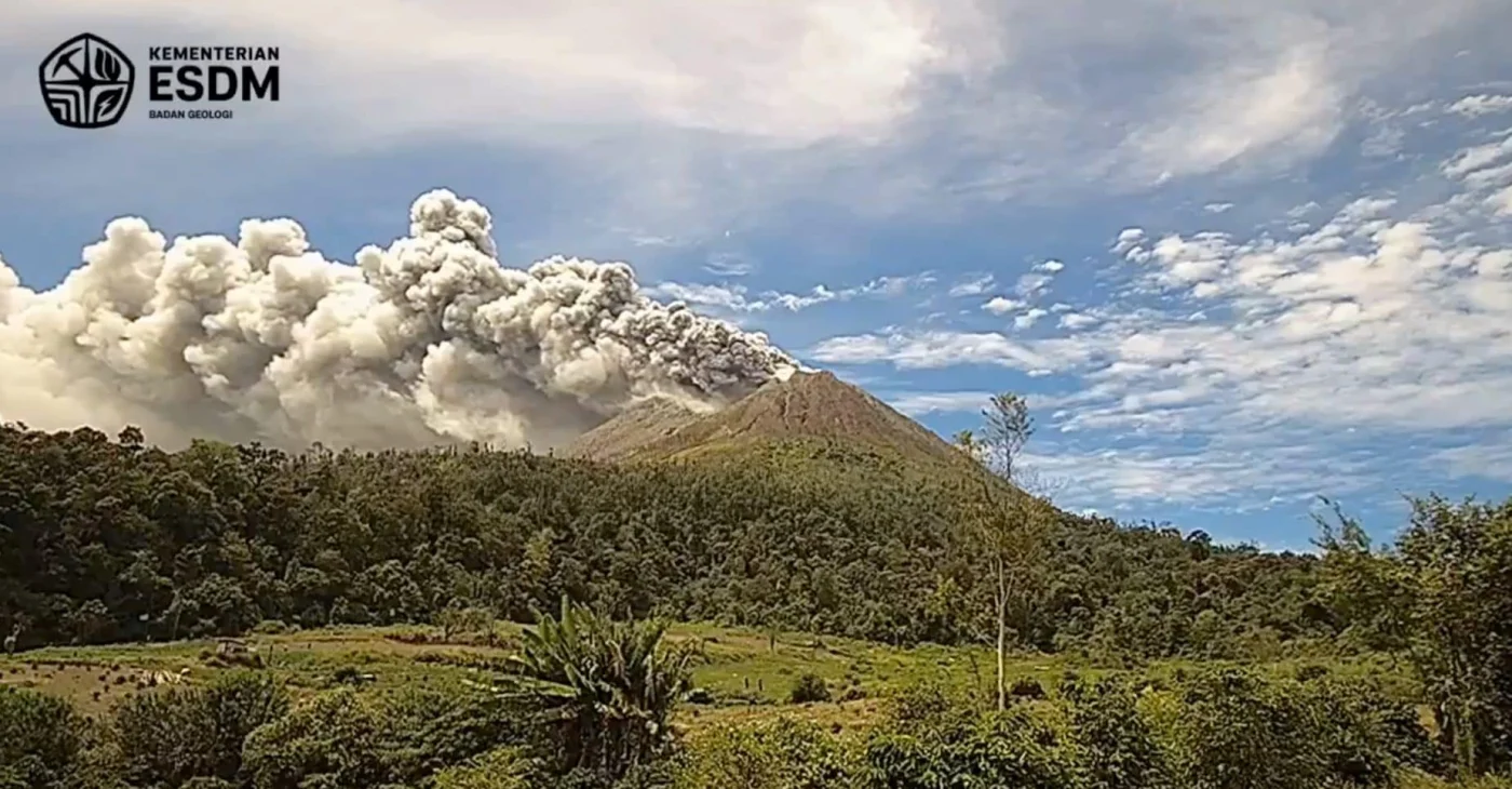 Il vulcano Sinabung erutta a Sumatra: colonna di cenere alta 3.500 metri e allerta a livello 3