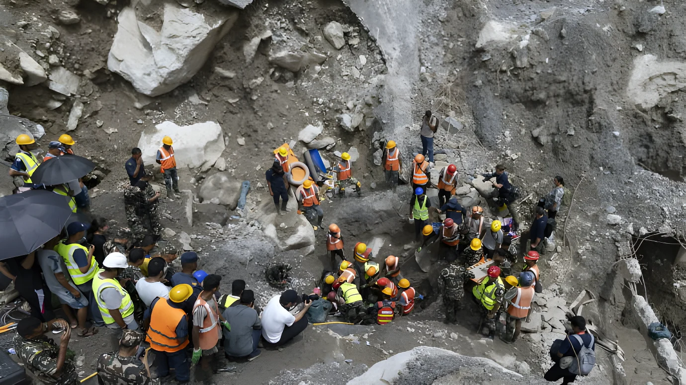 In Nepal c’è ancora vita sotto al fango: due operai trovati vivi sotto un tunnel dopo nove giorni
