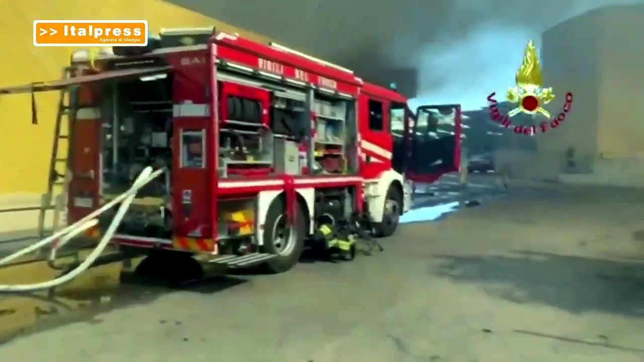 Incendio al centro commerciale Conca d'Oro a Palermo: vigili del fuoco spengono gli ultimi focolai