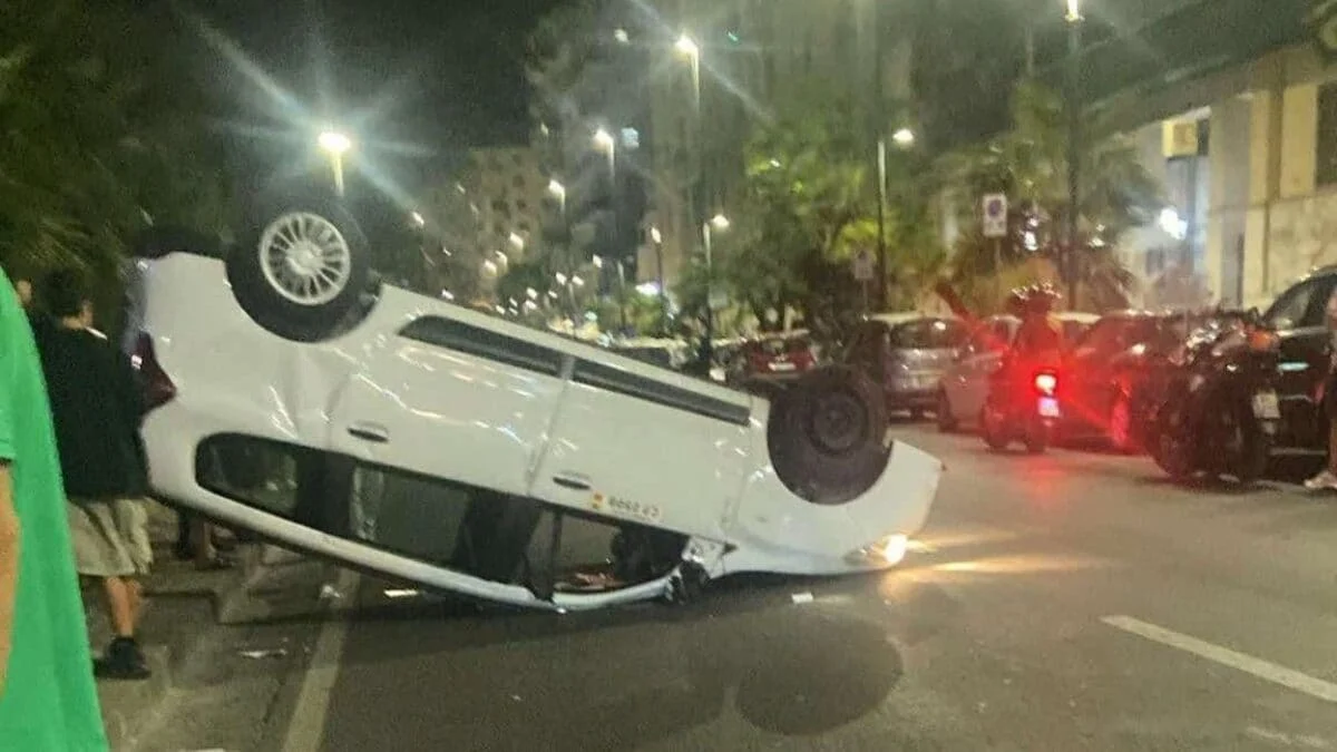 Incidente a Fuorigrotta: scontro tra due auto in viale Augusto, taxi ribaltato e un ferito