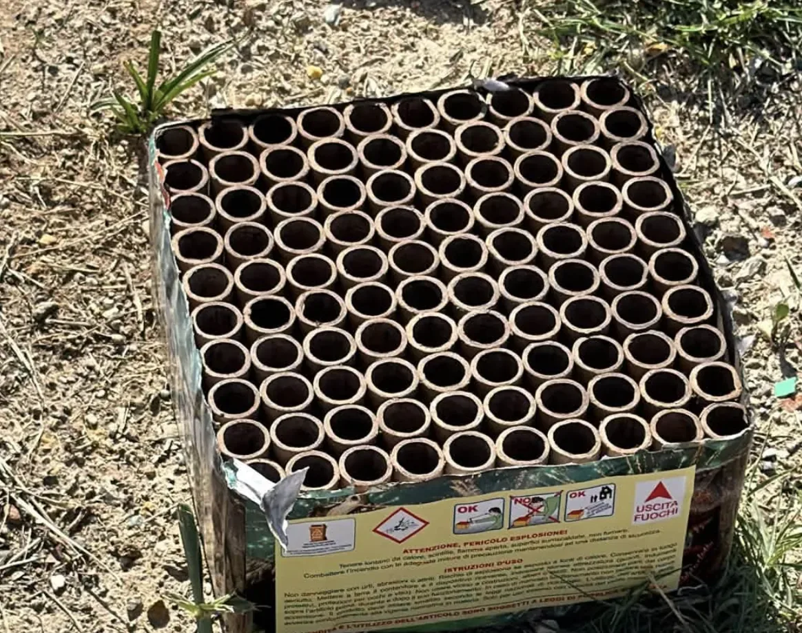 Involucri di materiale esploso sull'asfalto