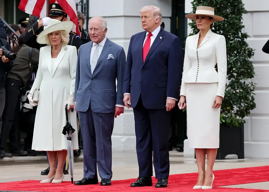 © IPA | I look “total white” della First lady Usa Melania Trump e della regina Camilla alla Casa Bianca (nella foto, con i rispettivi mariti, il presidente Usa Donald Trump e re Carlo III)