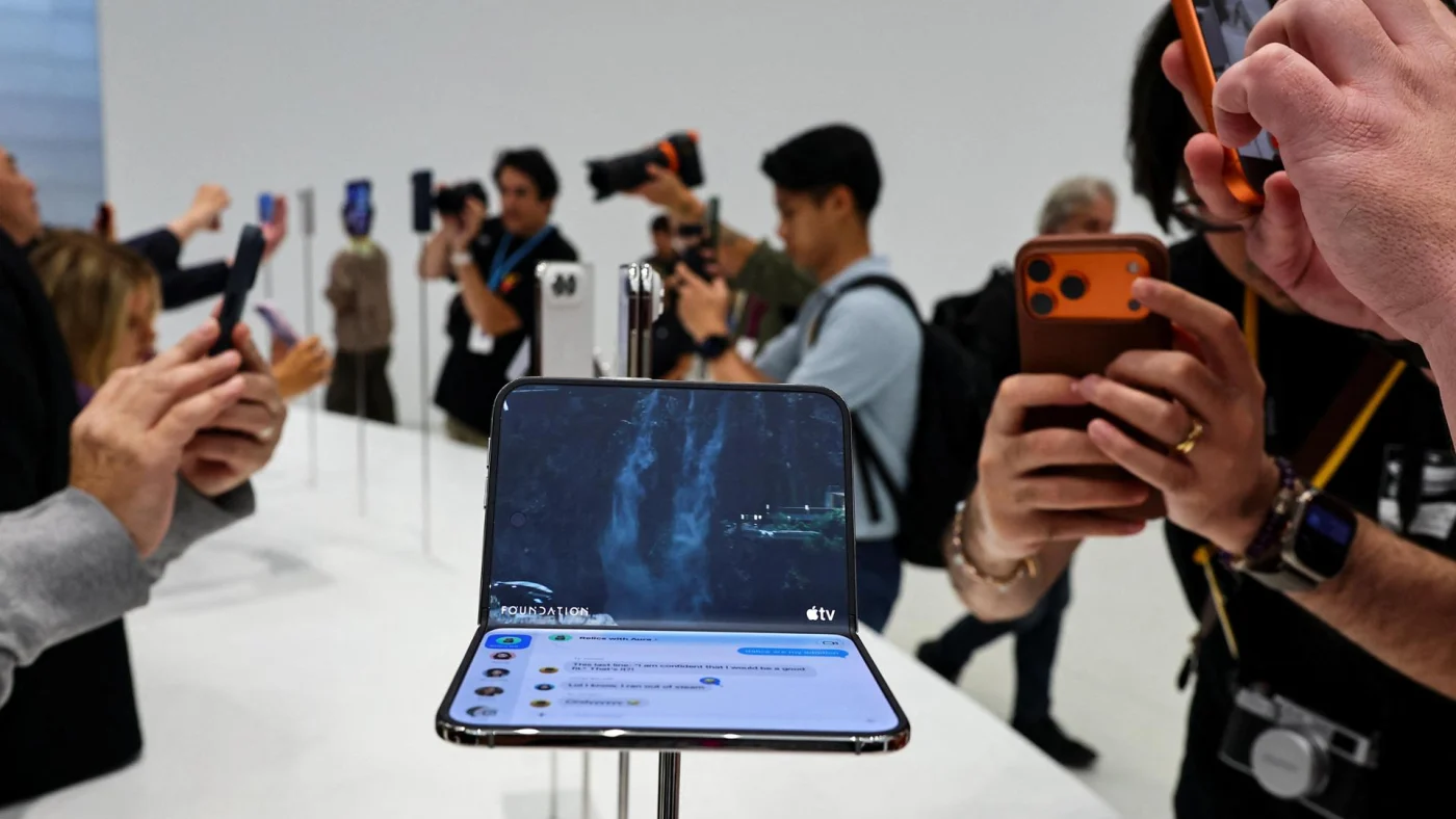 iPhone Duo, Apple paga 250 dollari a Samsung per ogni schermo: i segreti del display