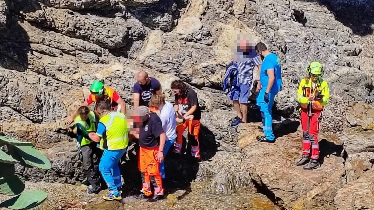 Isola d'Elba, masso cade dalla parete e ferisce una 60enne in mare a Porto Azzurro: portata in elisoccorso a Grosseto