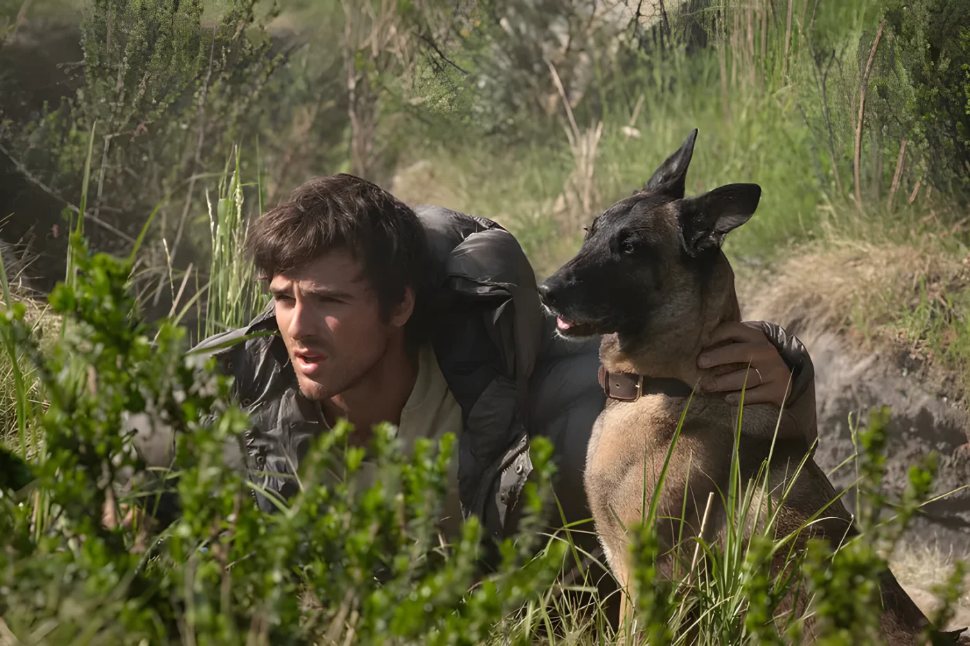 Jacob Elordi con il cane sul set di The Dog Stars