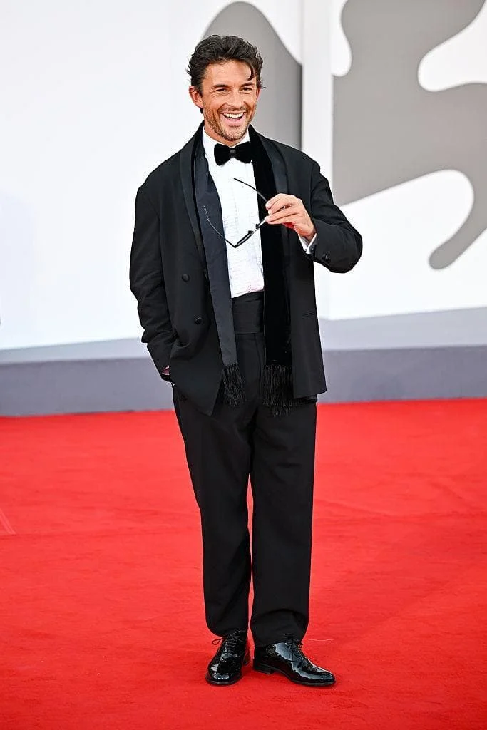 Jonathan Bailey a Venezia 83