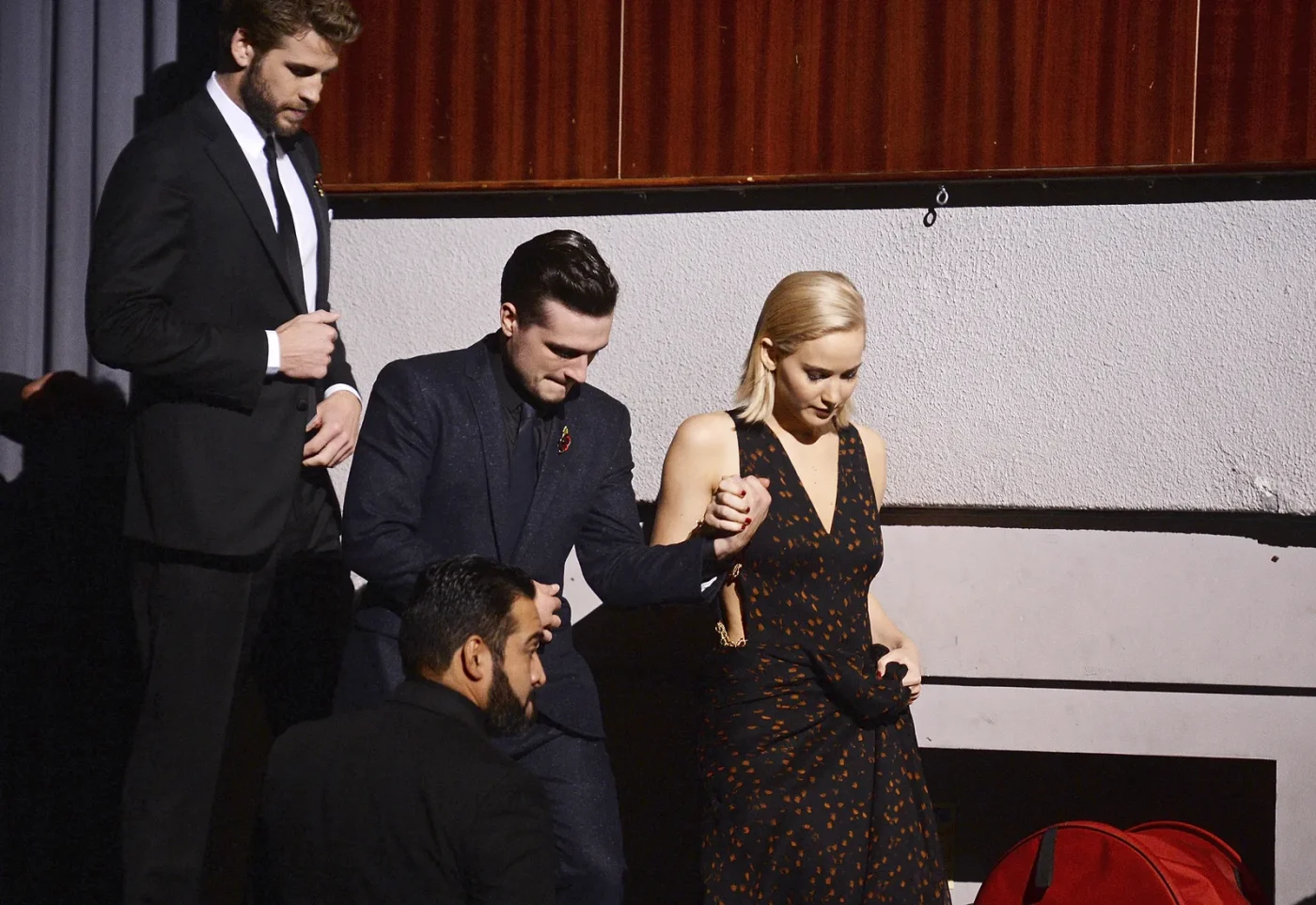 Josh Hutcherson e Jennifer Lawrence alla première di The Hunger Games Mockingjay Parte 2 .