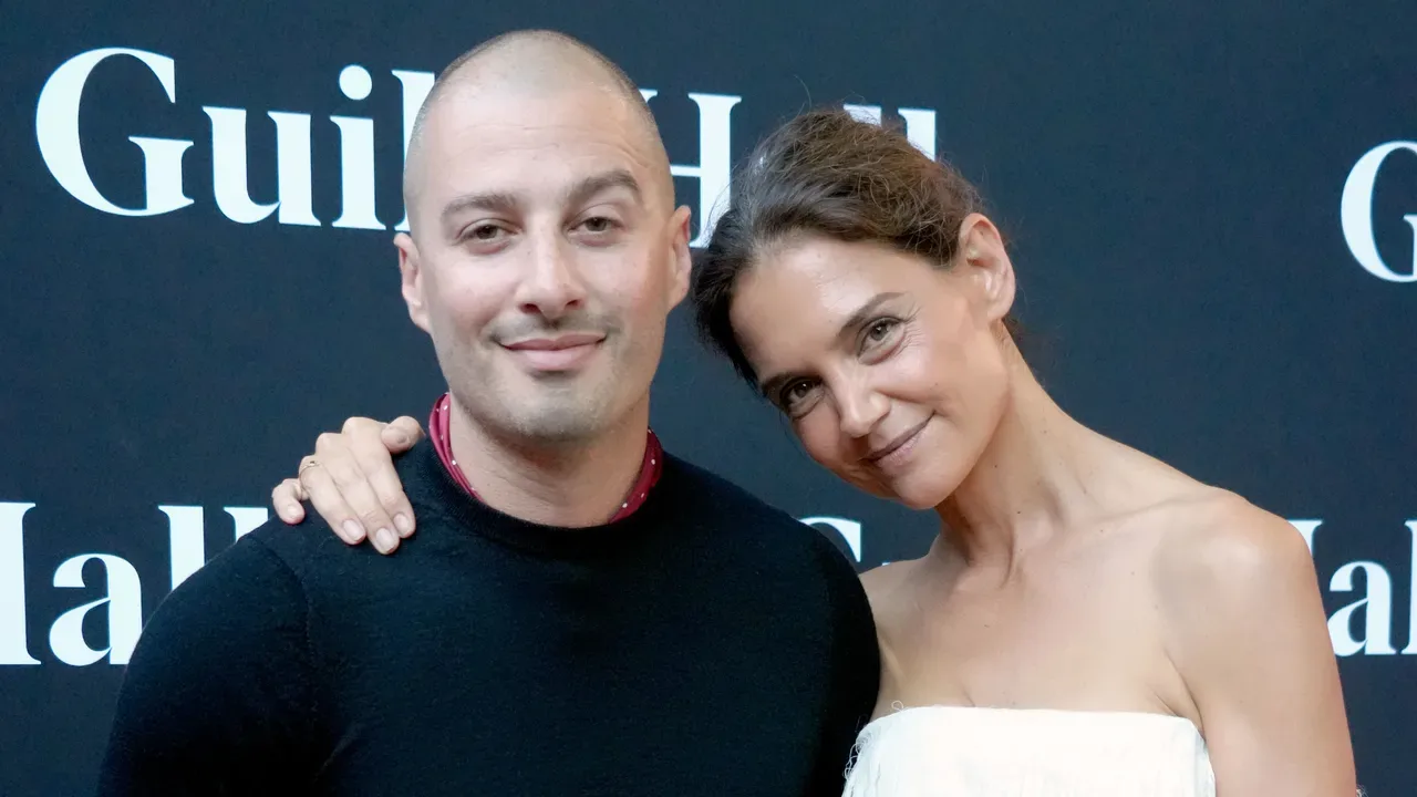 Katie Holmes debutta sui social con Jason Bard Yarmosky per i 40 anni dell'artista