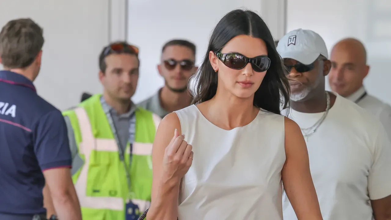 Kendall Jenner al Festival di Venezia 2026: completo total white, ballerine guanto e maxi borsa Chanel