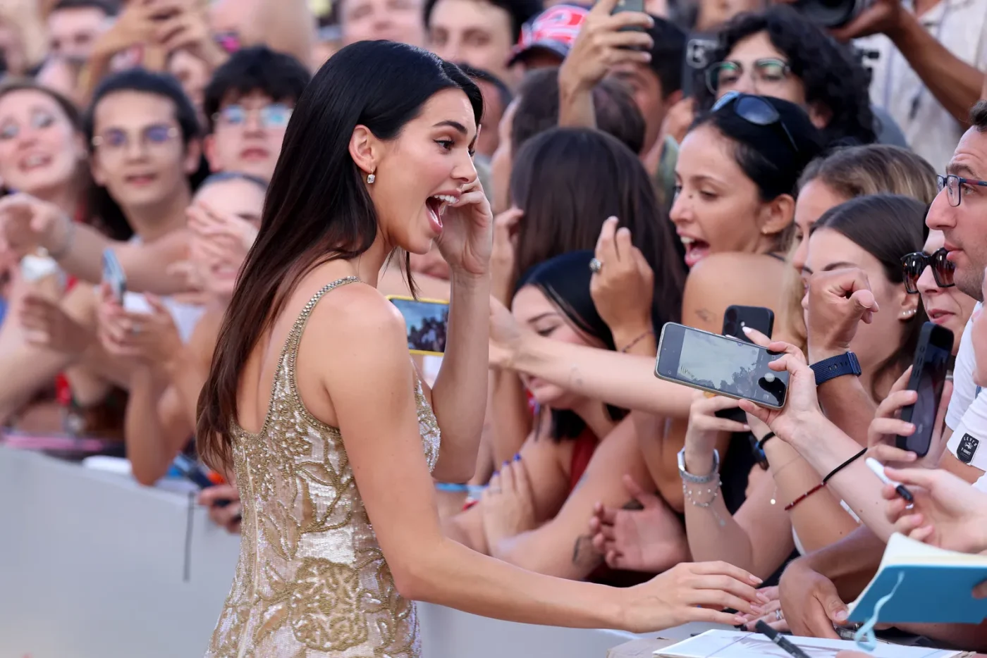 Kendall Jenner con i fan sul red carpet dell