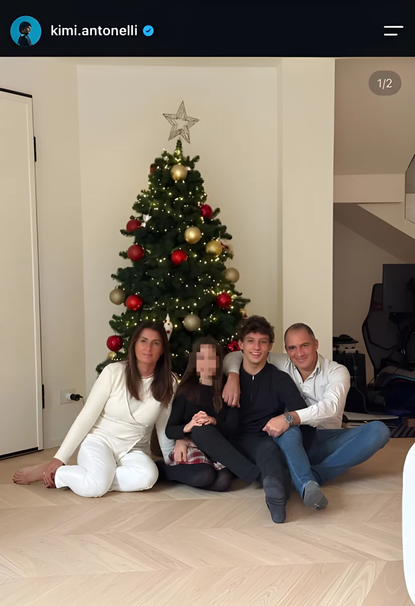 Kimi Antonelli con i genitori e la sorella - Instagram