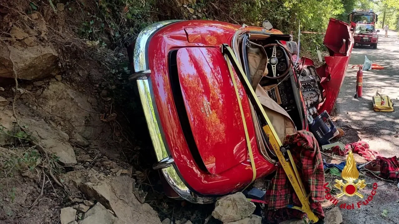 La cabrio rossa su un fianco dopo l