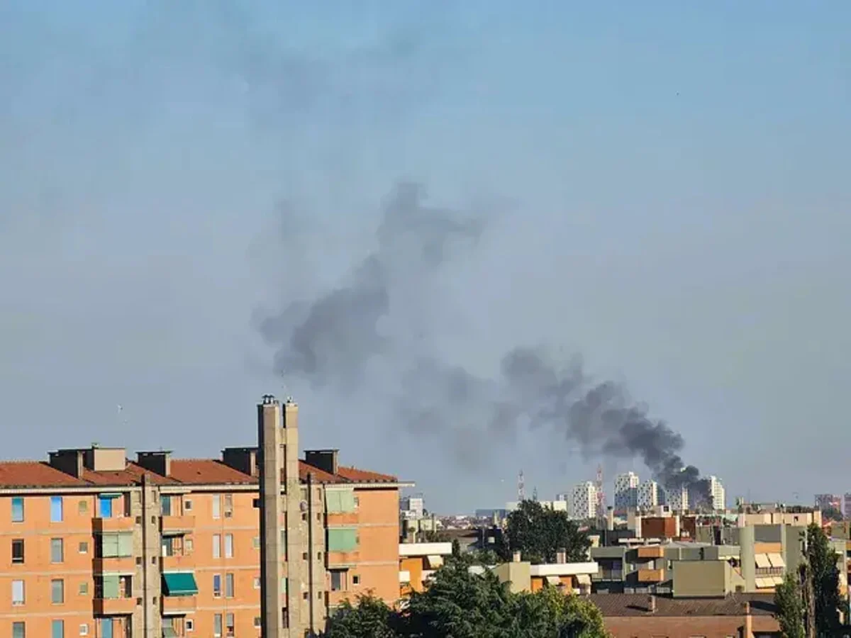 La colonna di fumo vista da Settimo Milanese