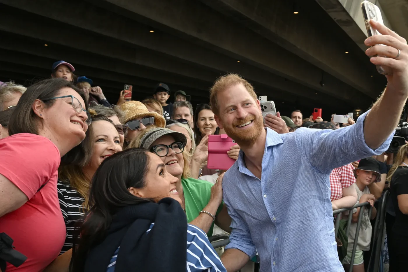 La coppia mentre scatta dei selfie con i fan