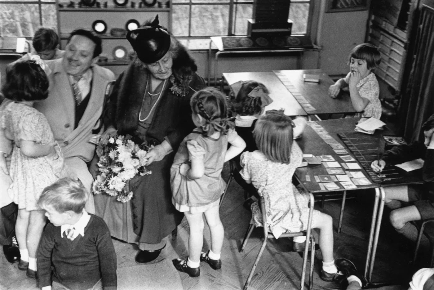 La fondatrice delle scuole montessoriane Maria Montessori in una classe di Londra
