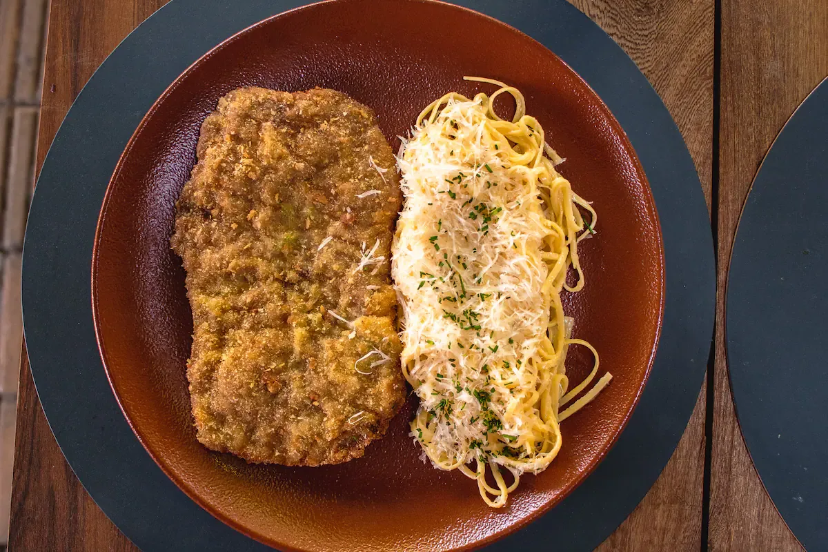 La milanesa y la pasta son dos clásicos de La Condesa.