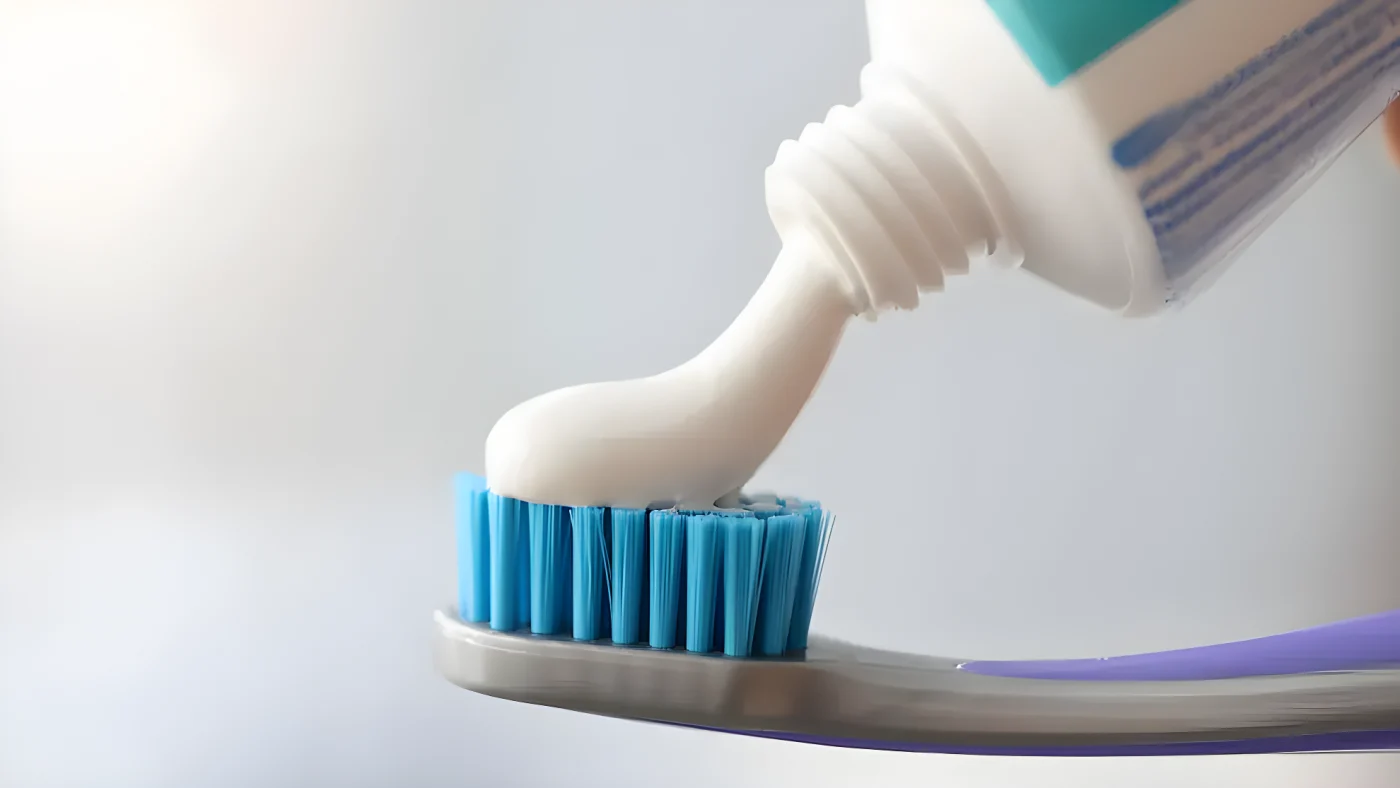 La pasta de dientes puede ayudar a mantener la bacha reluciente.