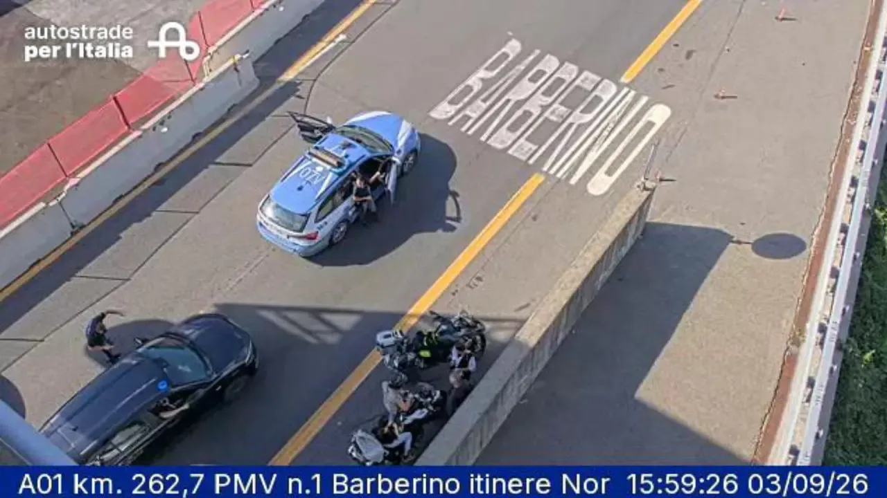 La polizia stradale sul viadotto dell'A1 (foto da webcam Autostrade per l'Italia)
