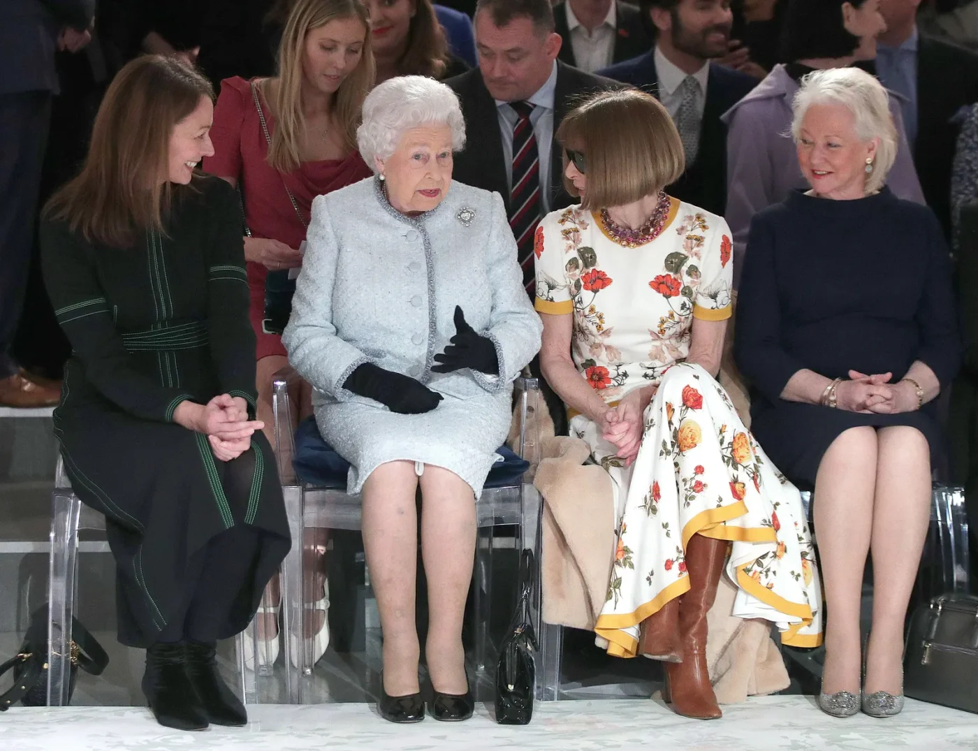 La regina durante la famosa sfilata con Anna Wintour e Angela Kelly