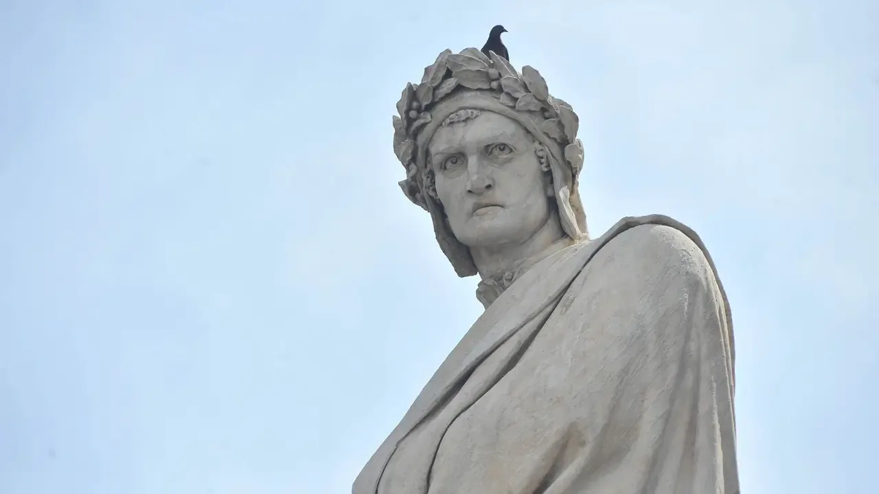 La statua di Dante Alighieri in piazza Santa Croce a Firenze (Ansa)