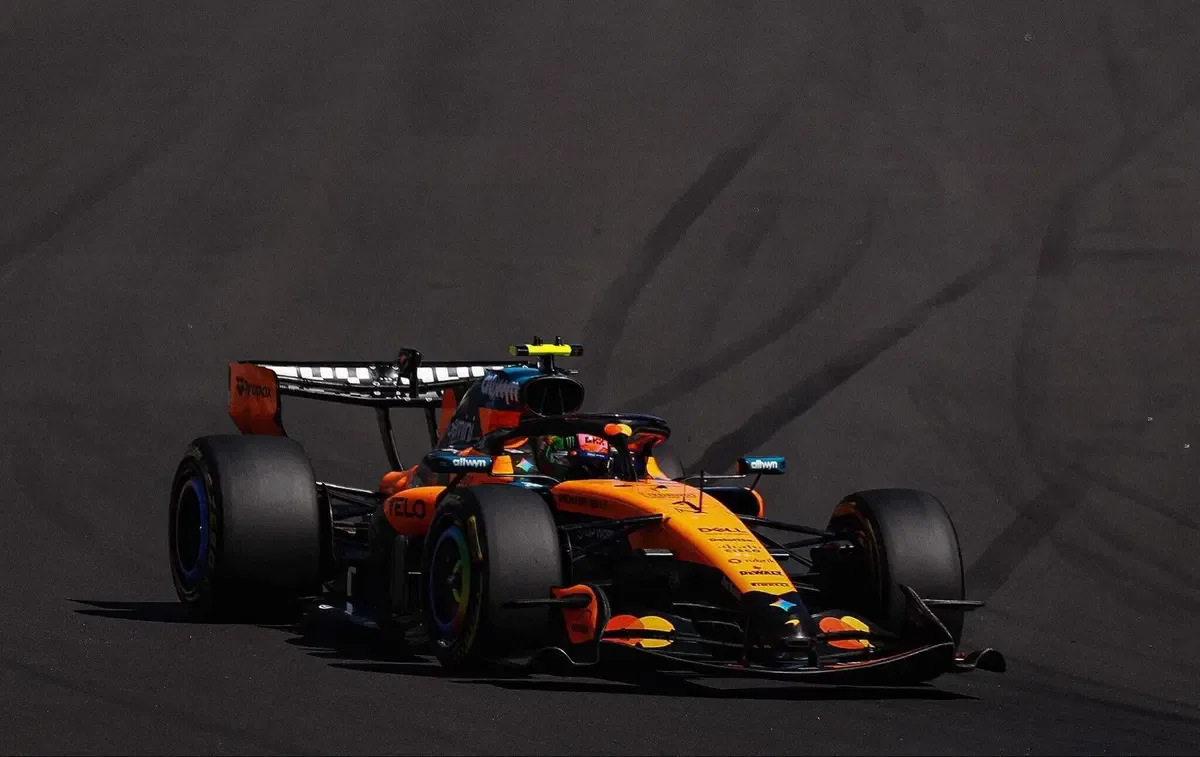 Lando Norris in pista con la McLaren durante il Gran Premio di Spagna