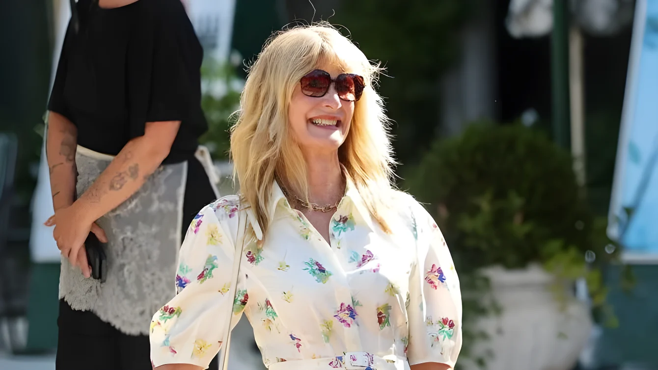 Laura Dern sdogana le sneakers a Venezia: il modello Lexi di Vivaia in plastica riciclata