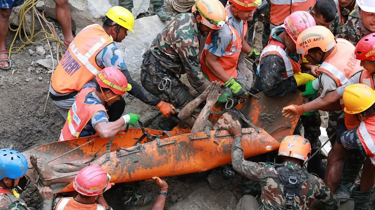 Le squadre di soccorso salvano un operaio rimasto intrappolato all