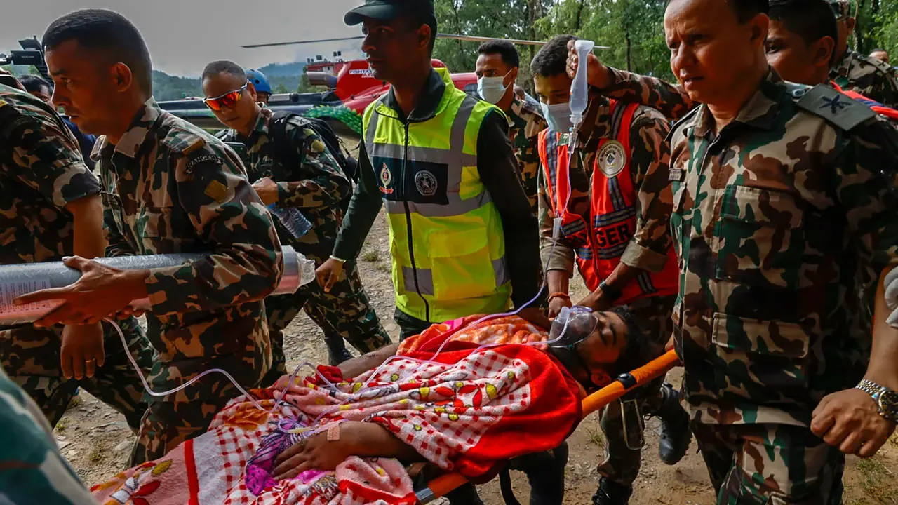 Le squadre di soccorso trasportano un operaio estratto all