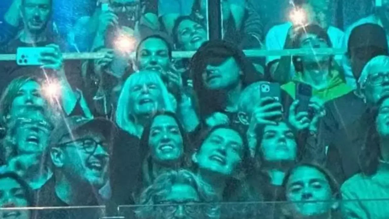Leonardo DiCaprio con la fidanzata e modella Vittoria Ceretti al concerto dei Radiohead a Bologna (foto da Instagram)