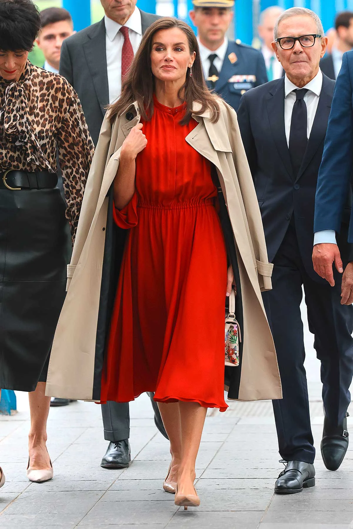 letizia-ortiz-milano-trench-abito-rosso