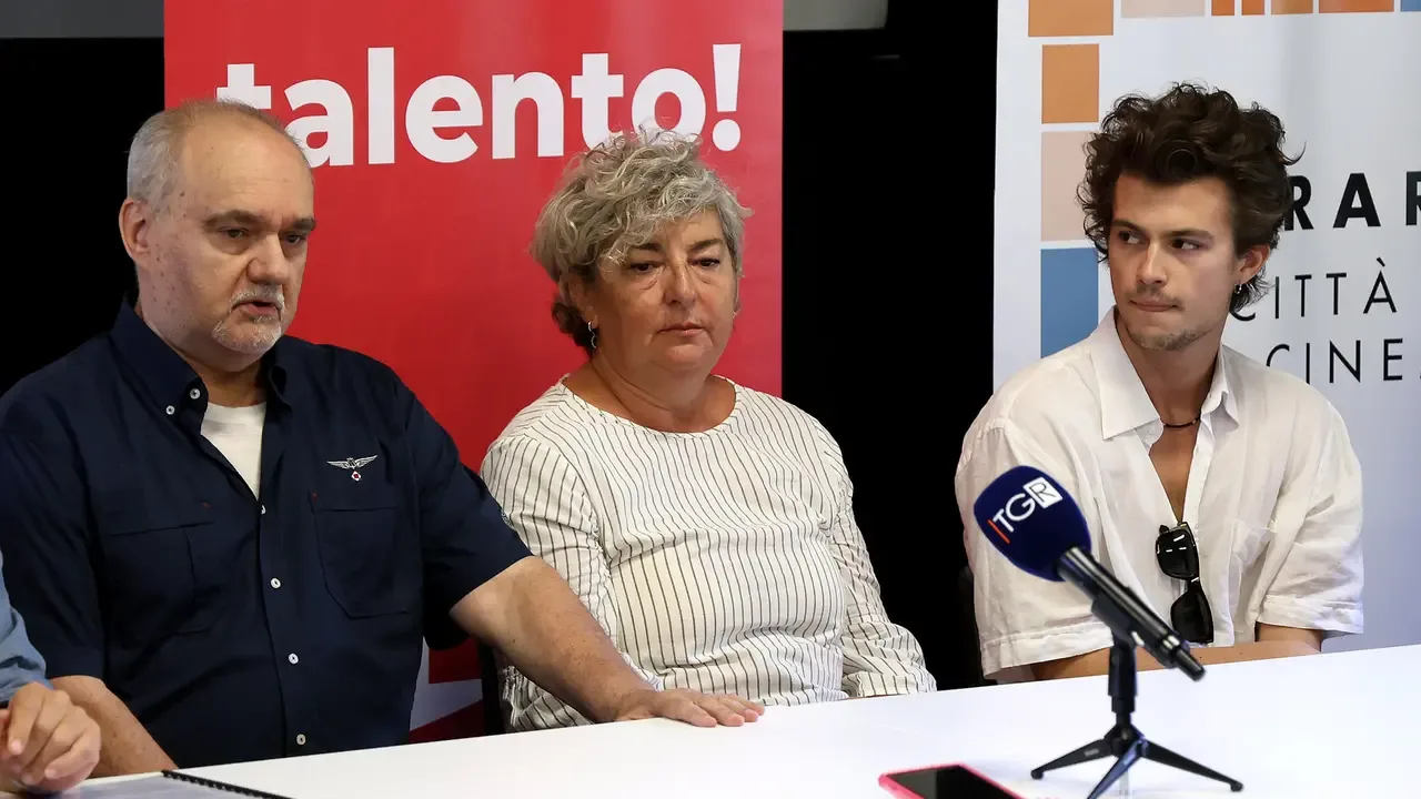 Lino Aldrovandi e Patrizia Moretti, genitori di Federico Aldrovandi, con il regista Manuel Benati