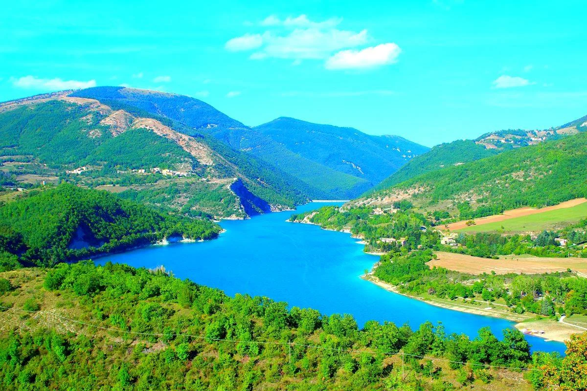 Lo hanno creato nel Dopoguerra ma sembra che sia lì da sempre: questo lago delle Marche fa un figurone a settembre