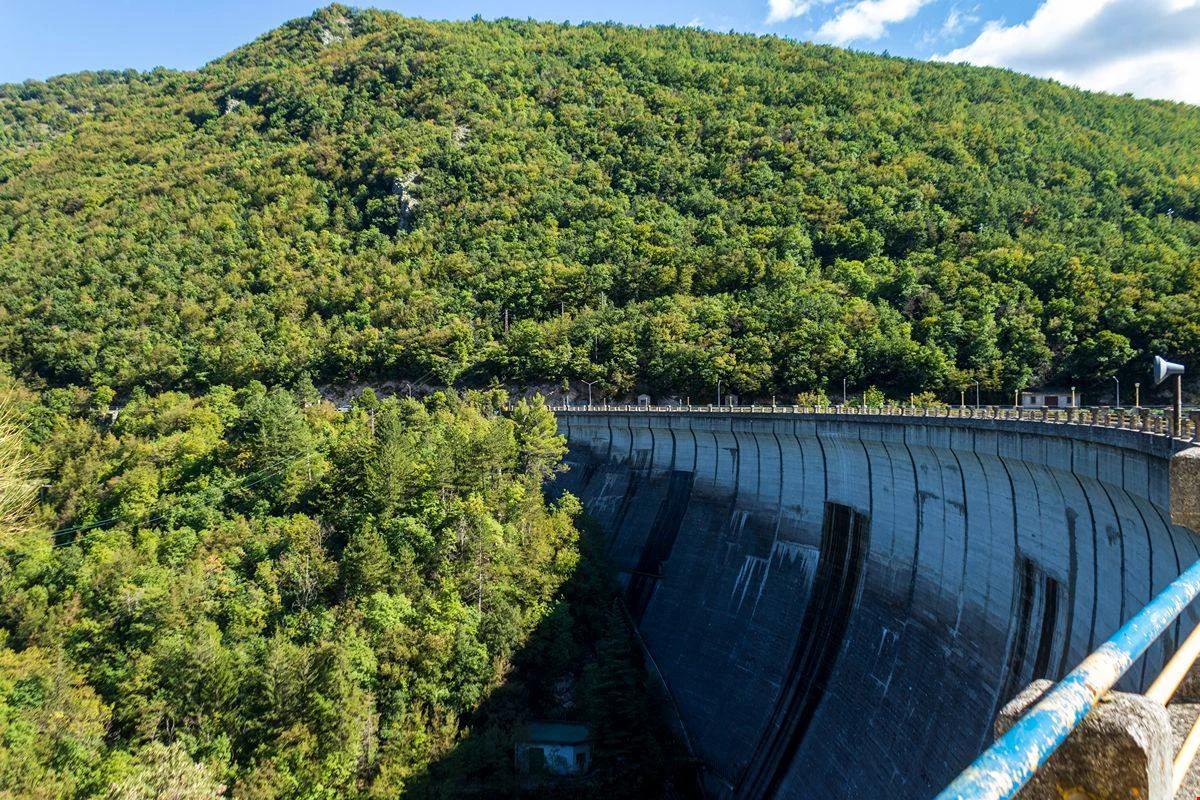 Lo hanno creato nel Dopoguerra ma sembra che sia lì da sempre: questo lago delle Marche fa un figurone a settembre