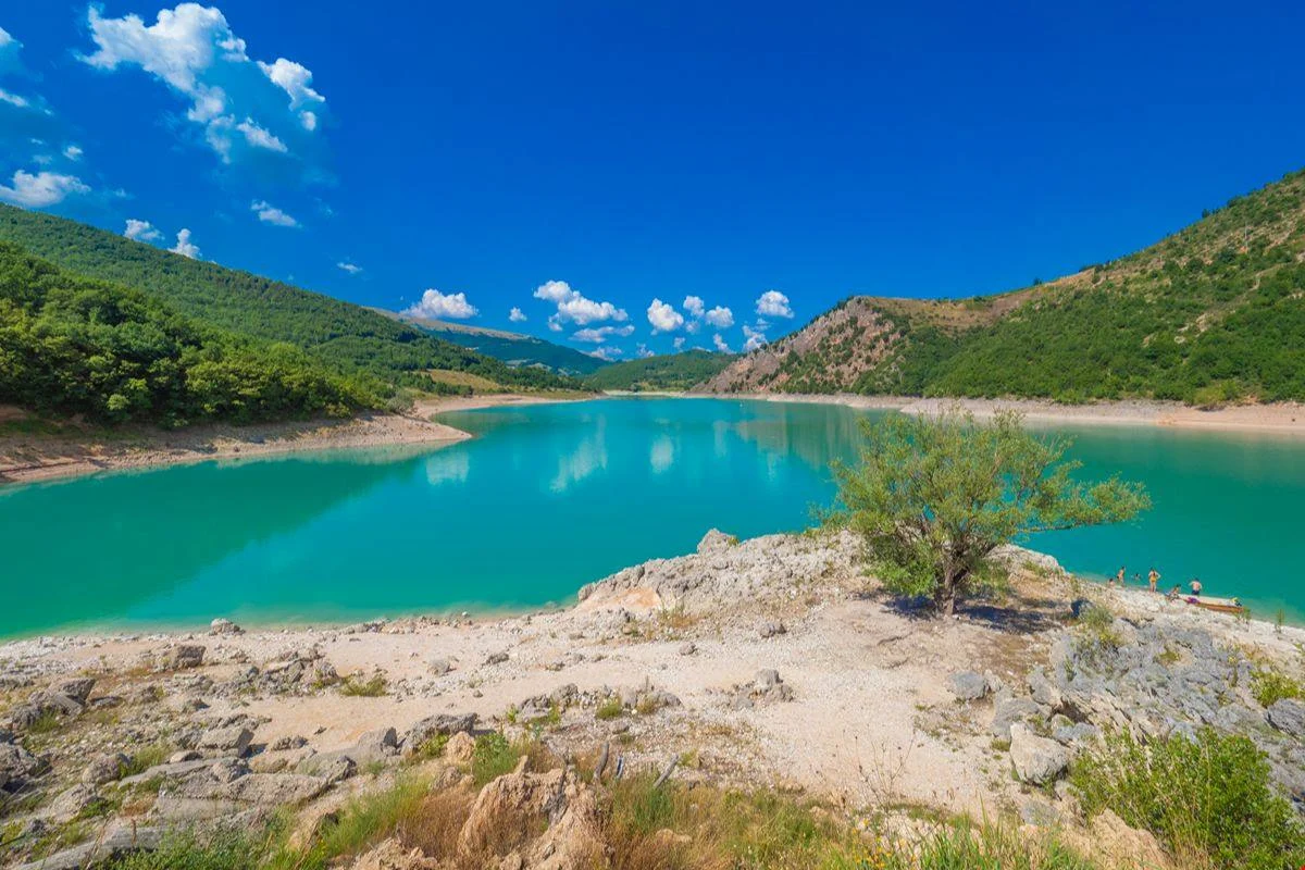 Lo hanno creato nel Dopoguerra ma sembra che sia lì da sempre: questo lago delle Marche fa un figurone a settembre