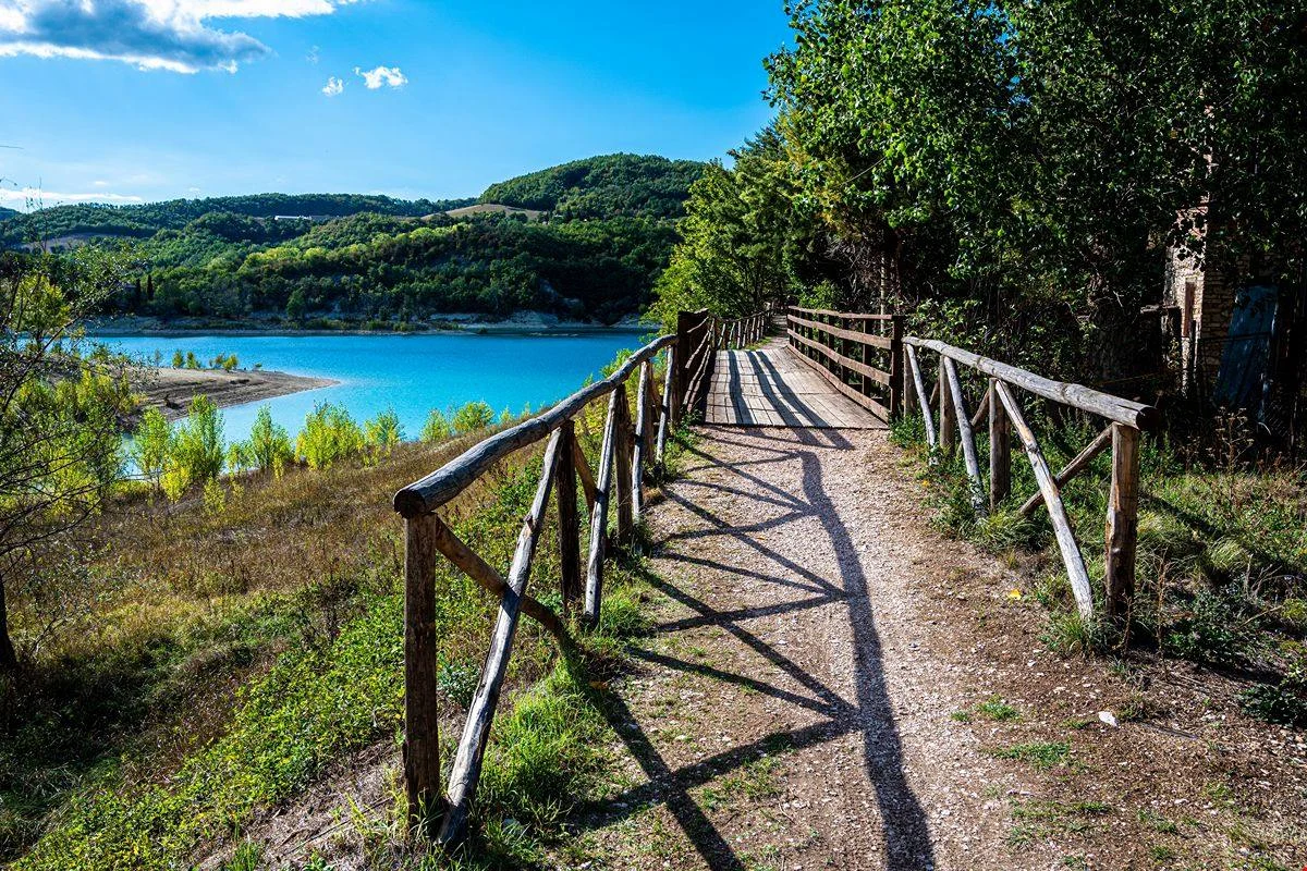 Lo hanno creato nel Dopoguerra ma sembra che sia lì da sempre: questo lago delle Marche fa un figurone a settembre
