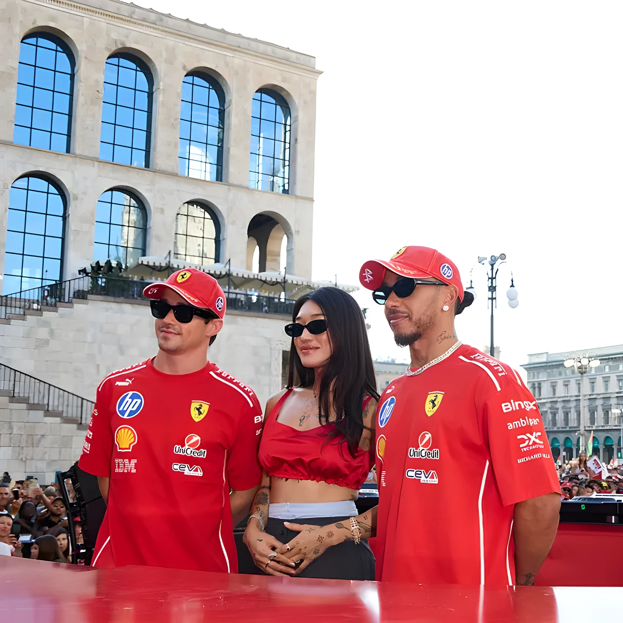 Lo stile Ray-Ban per la scuderia Ferrari: Lewis Hamilton e Charles Leclerc omaggiano Michael Schumacher