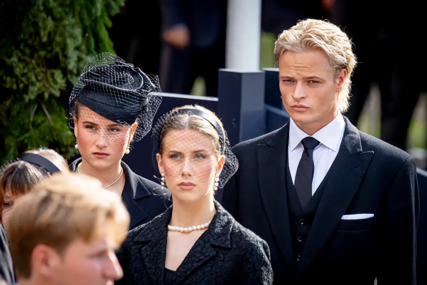 Marius Borg Høiby al funerale di re Harald V con le tre cugine.
