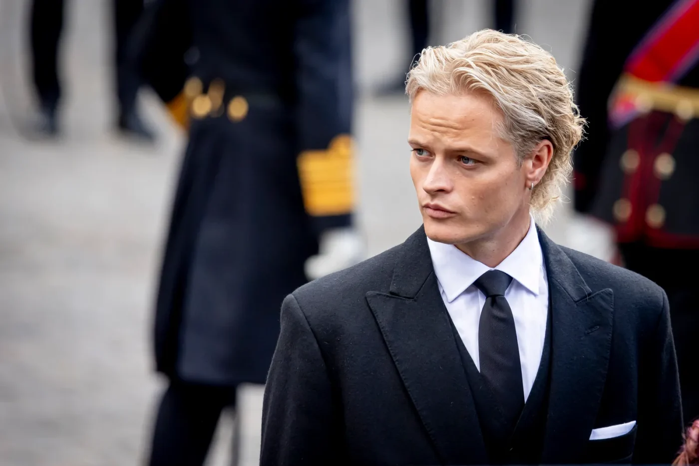 Marius Borg Høiby arriva al funerale di re Harald V.