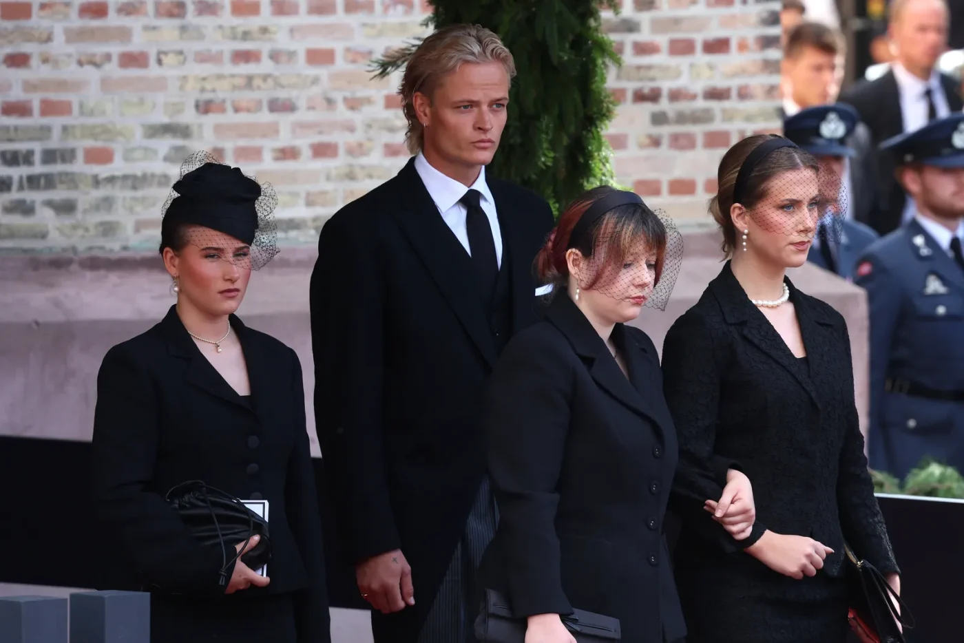 Marius Borg Høiby con le tre figlie della principessa Märtha Louise.