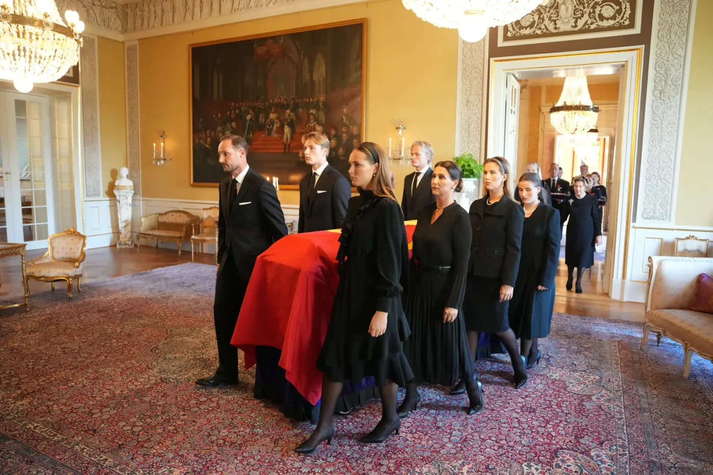 Marius Borg Høiby partecipa al corteo per trasferire la bara di re Harald.