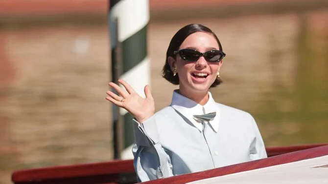 Matilda De Angelis a Venezia 83: il look Bottega Veneta con camicia azzurra e spilla Tiffany