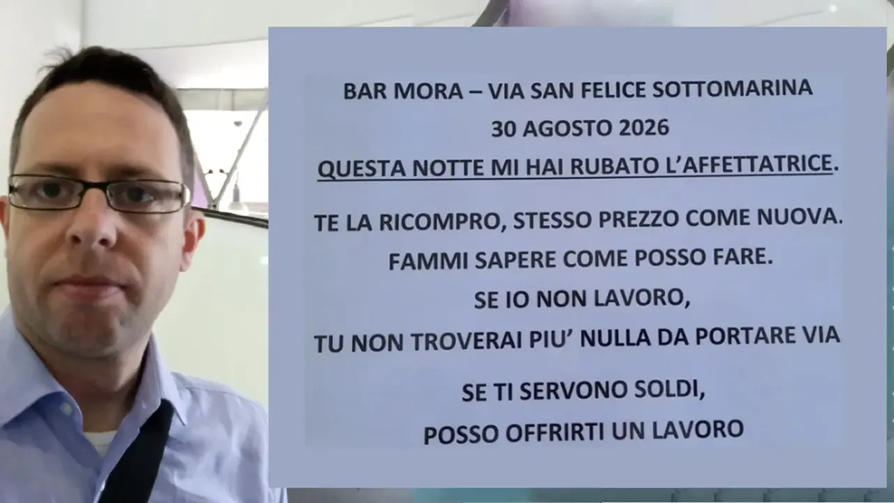Matteo Bragadin, uno dei titolari del Bar Mora e il cartello affisso dopo il quarto furto in un anno