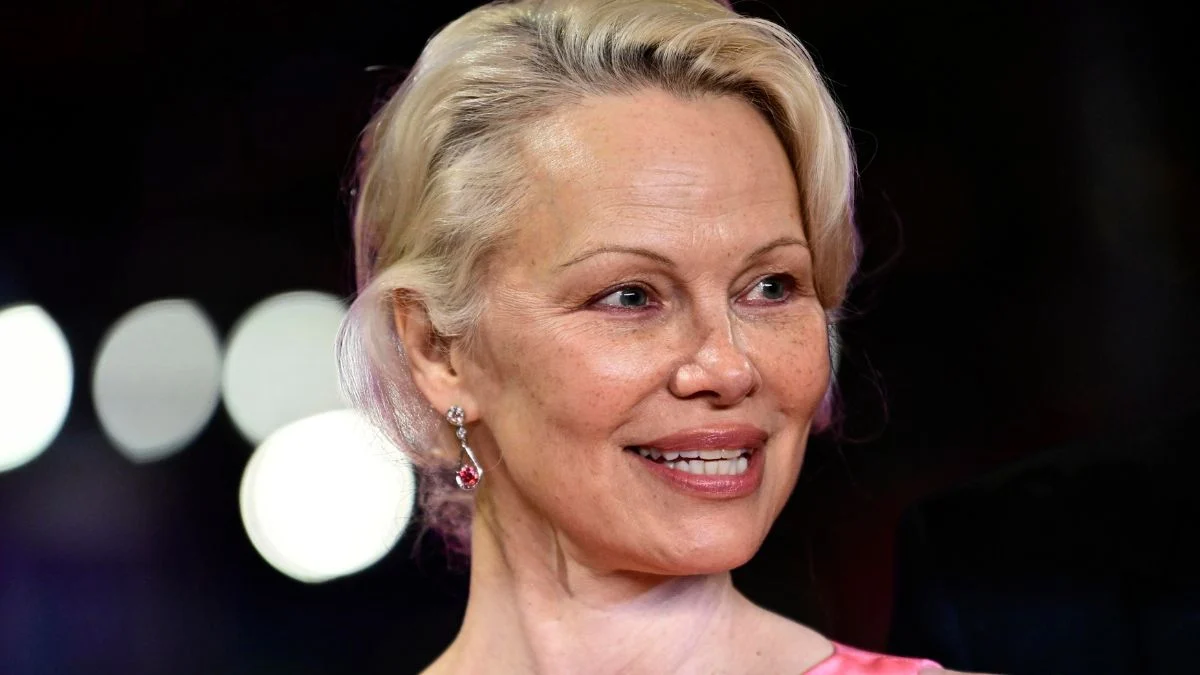 "Mi restavano dieci anni di vita": Pamela Anderson svela la verità sull'epatite C e il costo per curarsi