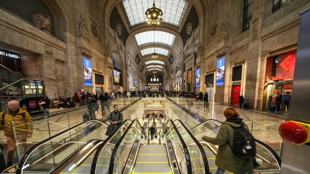 Milano Centrale, blocca la scala mobile per rubare uno smartphone da 1.500 euro: arrestato