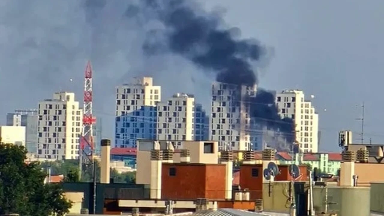 Milano, fiamme sul tetto di un palazzo di 10 piani in via Mar Nero: 20 vigili del fuoco sul posto