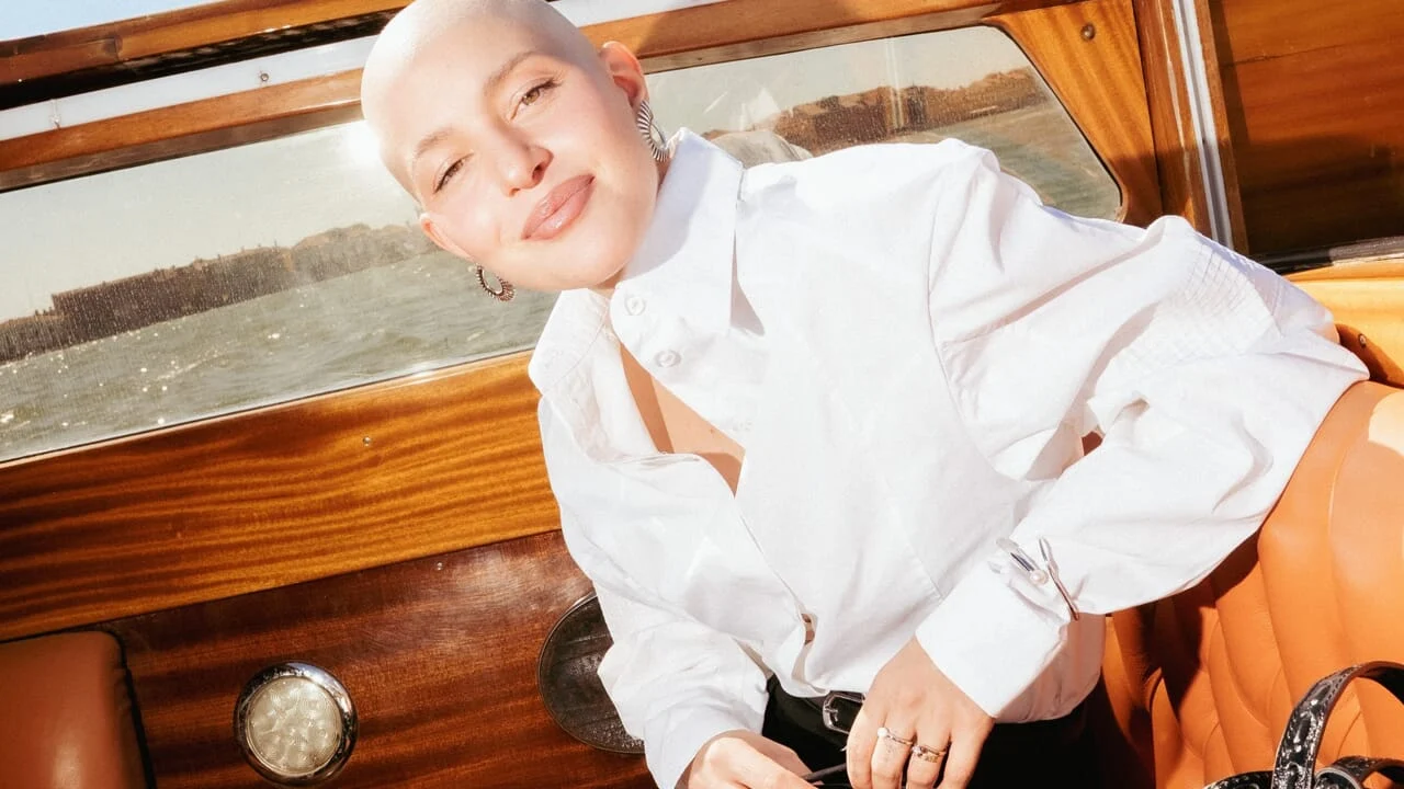 Natalia Paragoni a Venezia: l'arrivo al Lido a testa scoperta durante le cure per il linfoma
