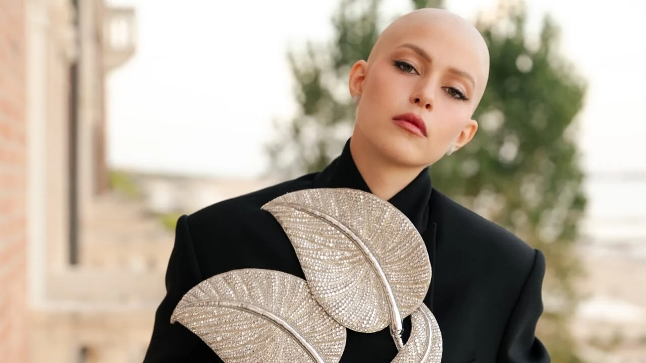 Natalia Paragoni a Venezia senza parrucca: l'attacco social e la replica di Elena Santarelli